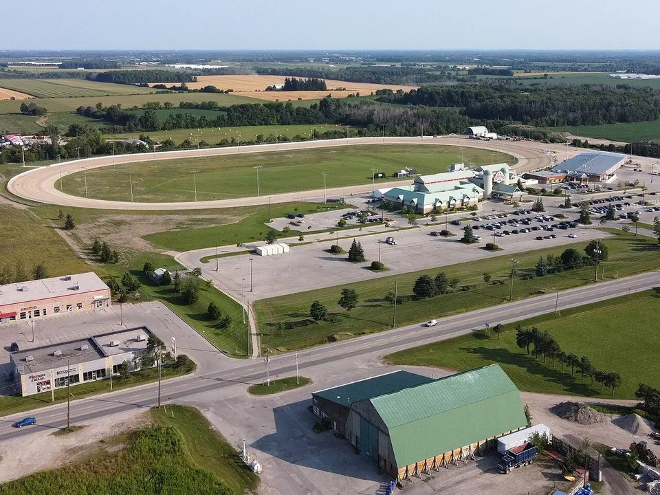 Vue aérienne de Grand River Raceway et de l'Elements Casino Grand River près d'Elora, avec la piste ovale et les terres agricoles autour