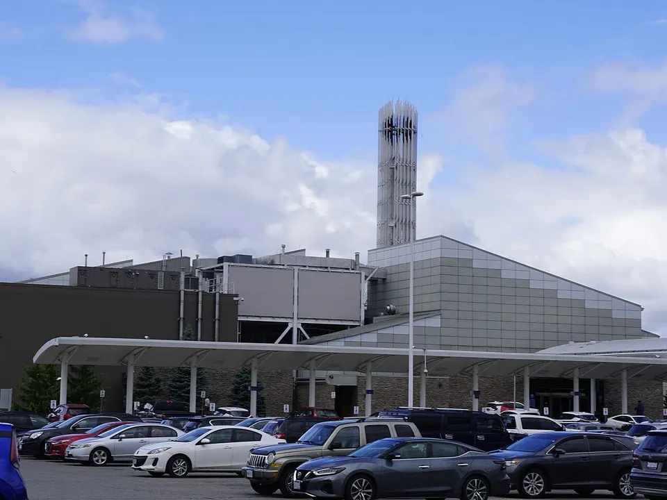 L'Elements Casino Brantford de jour : la marquise blanche de l'entrée et la tour derrière un stationnement plein